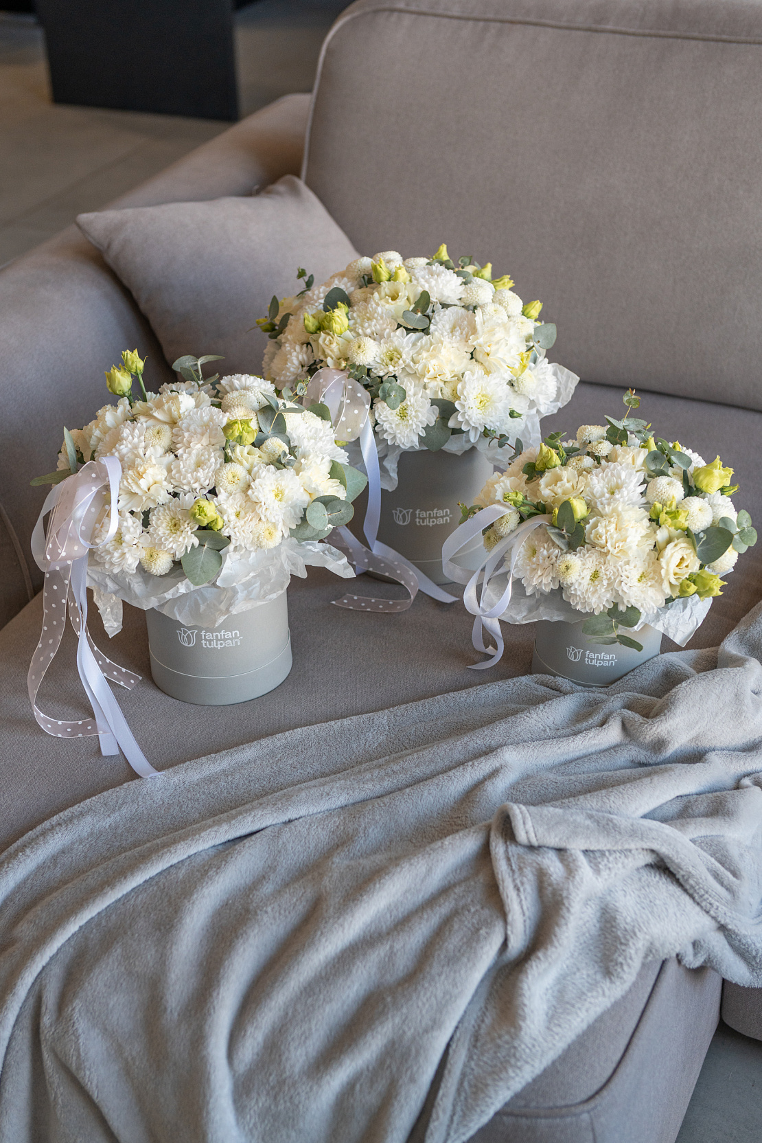 Композиция из цветов "С праздником"